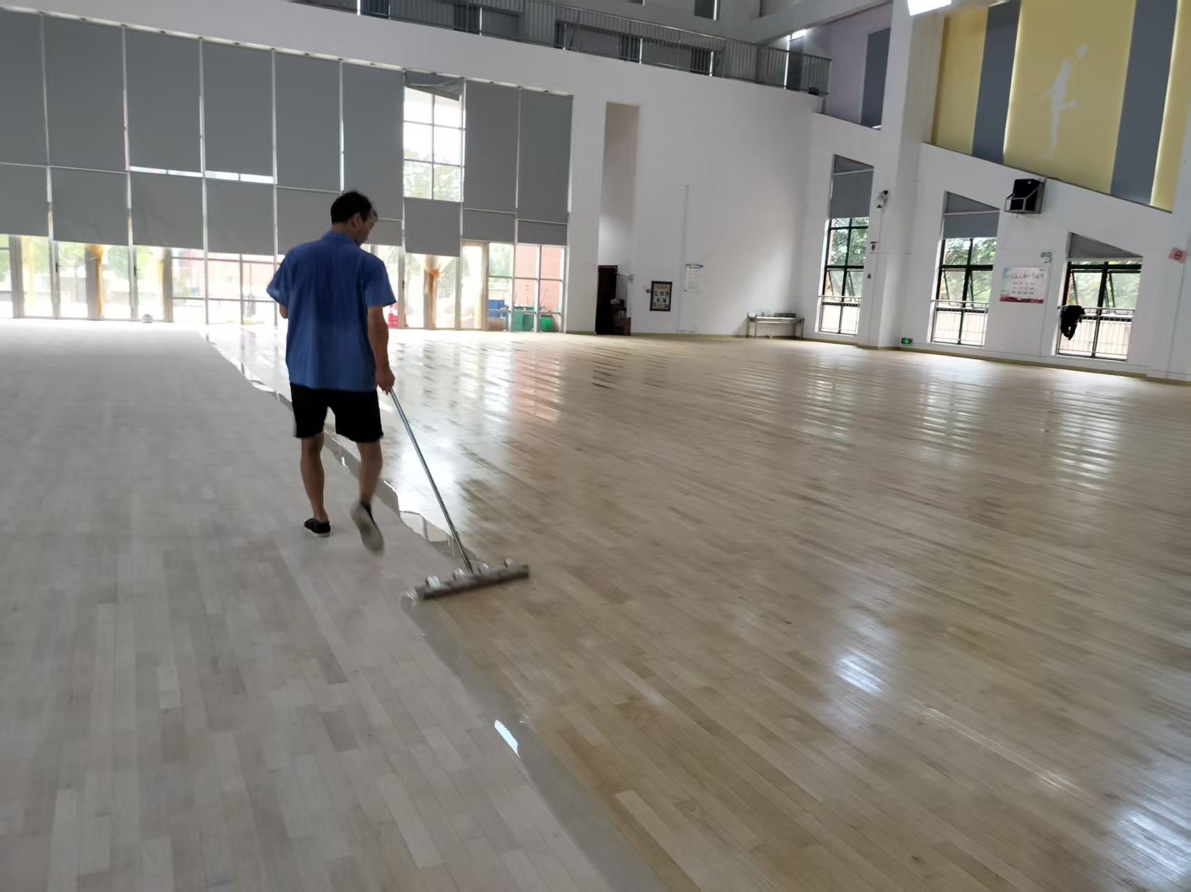 劲步运动木地板翻新