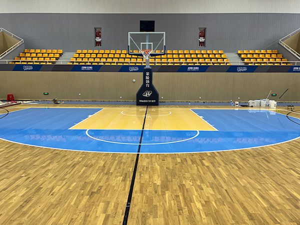 专业赛事篮球馆运动木地板翻新：30天翻新，达国际篮联认证标准