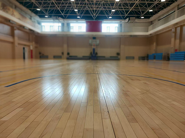 劲步体育助力先锋大学运动木地板修补换新