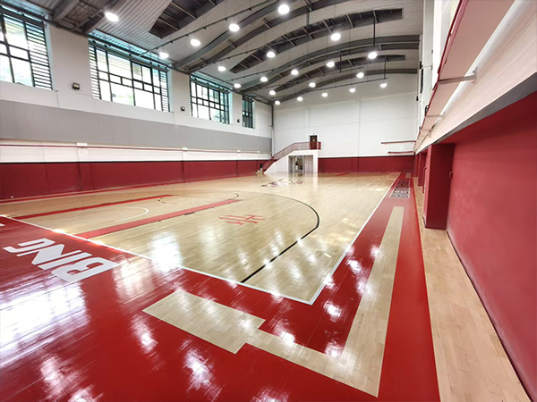 篮球场地板翻新