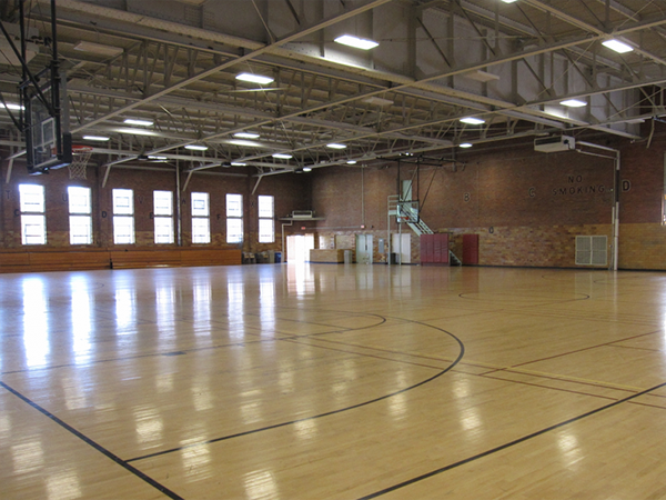 篮球馆木地板翻新修复：别让小损伤拖垮赛场，专业处理让老地板重焕活力