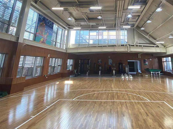 篮球馆木地板翻新修复：让热爱重回 “巅峰赛场”