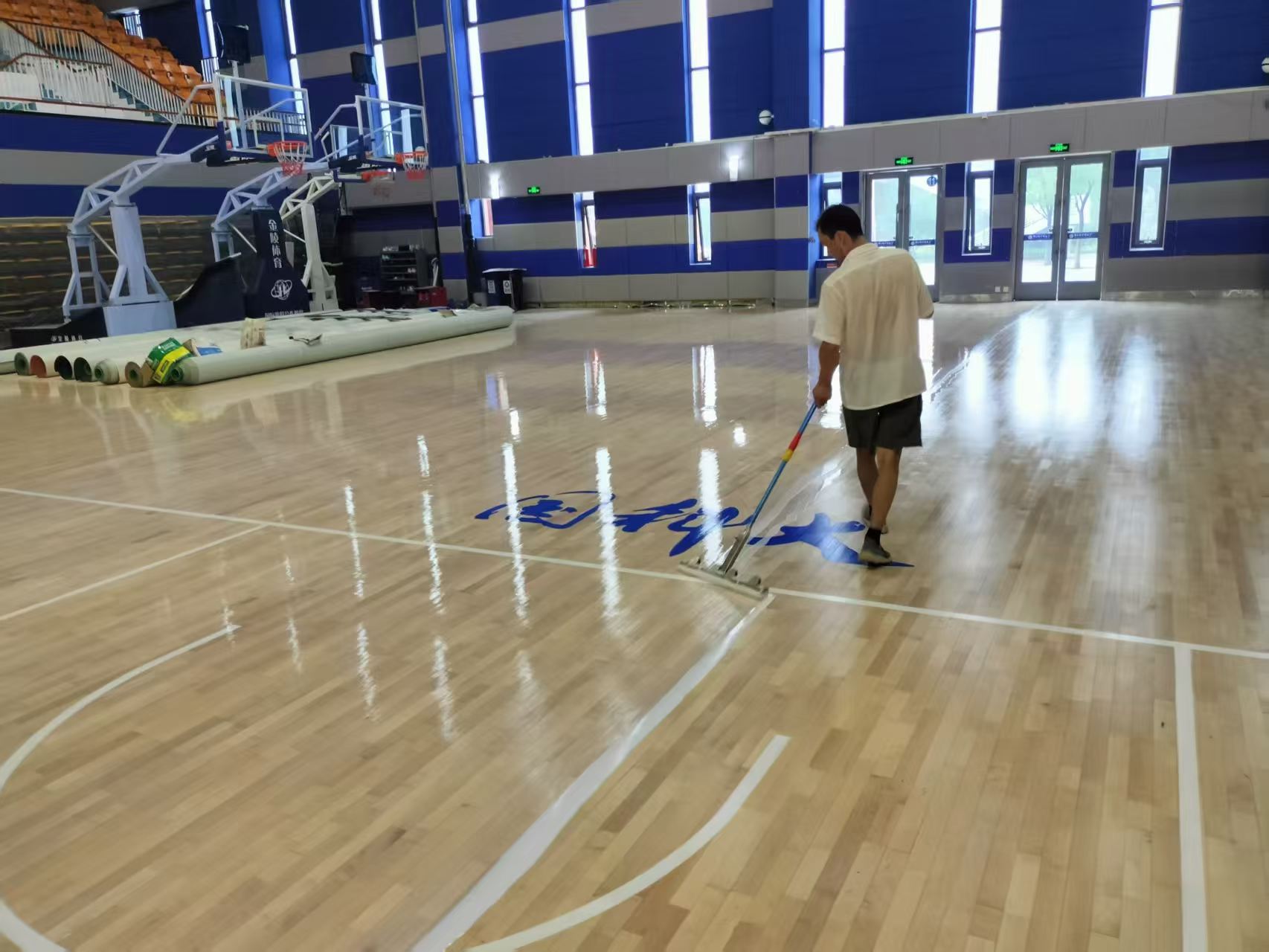 篮球馆地板翻新多少钱