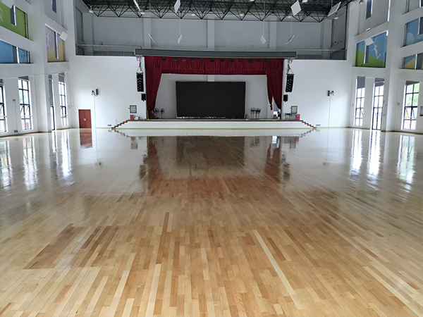 篮球馆焕新关键：专业地板打磨翻新，重拾赛