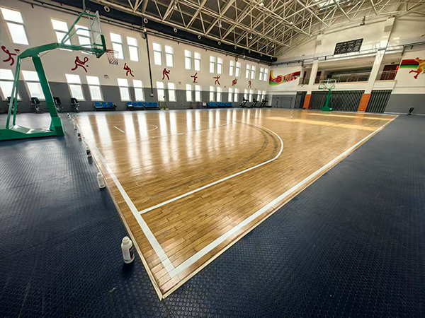 中国青岛某部队篮球馆运动木地板清洁保养