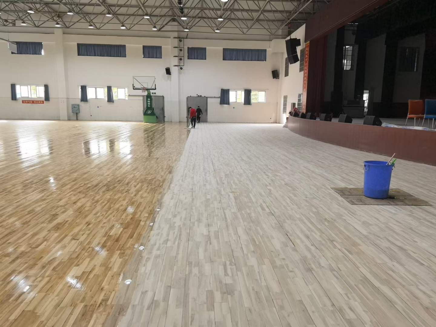 篮球馆地板翻新