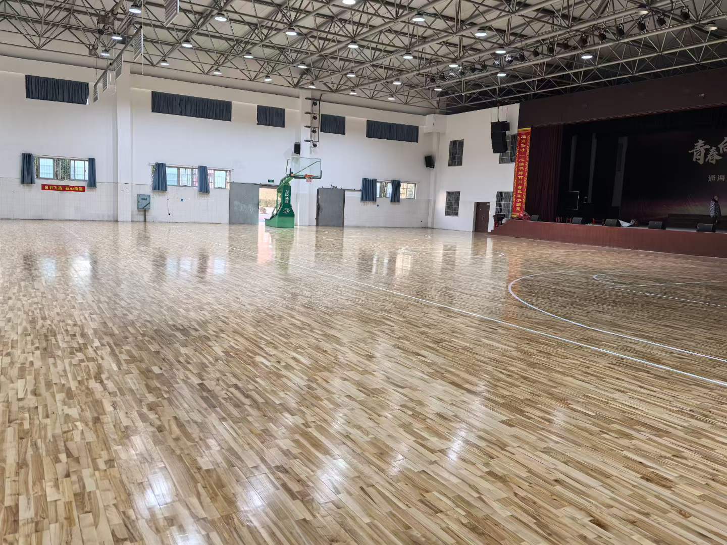 篮球馆地板翻新
