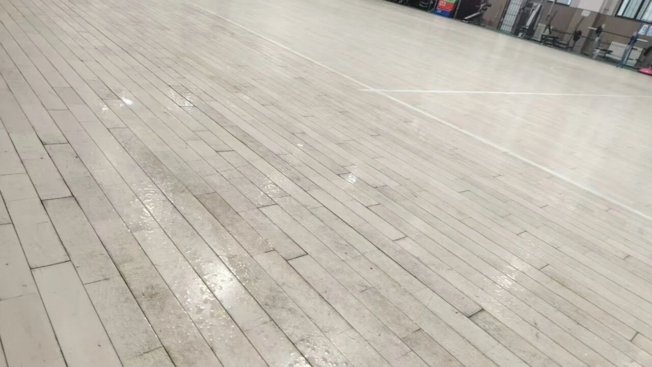 篮球馆地板翻新