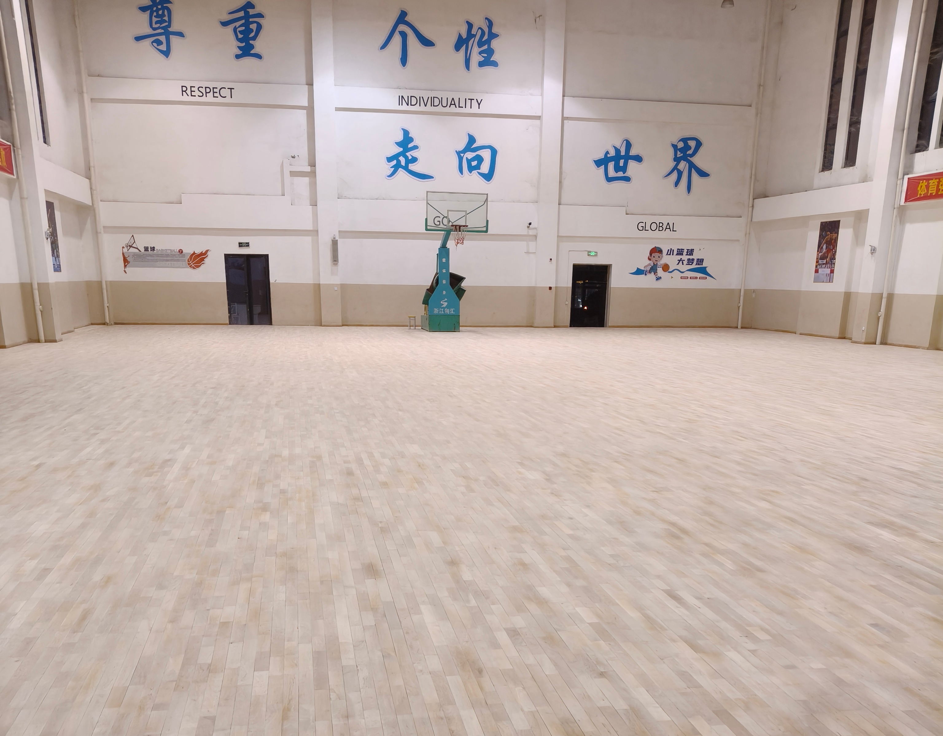 体育馆地板翻新