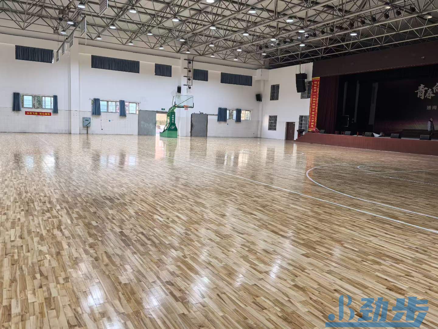 体育馆地板翻新多少钱